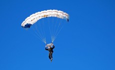 开云体育在线-频率与引擎的共振，当诸暨篮筐与拉斯维加斯弯道在维度裂隙中回响