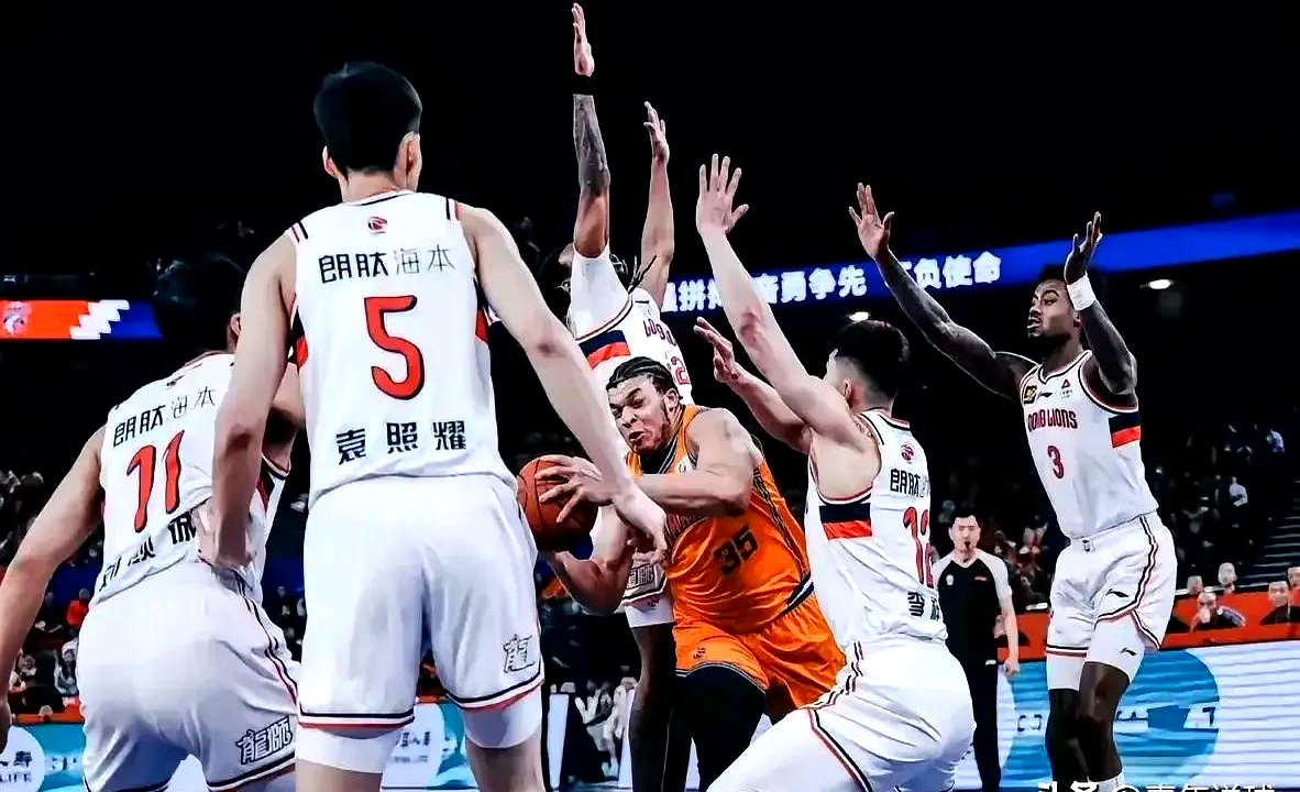 重庆男篮在本赛季的比赛中全力战斗