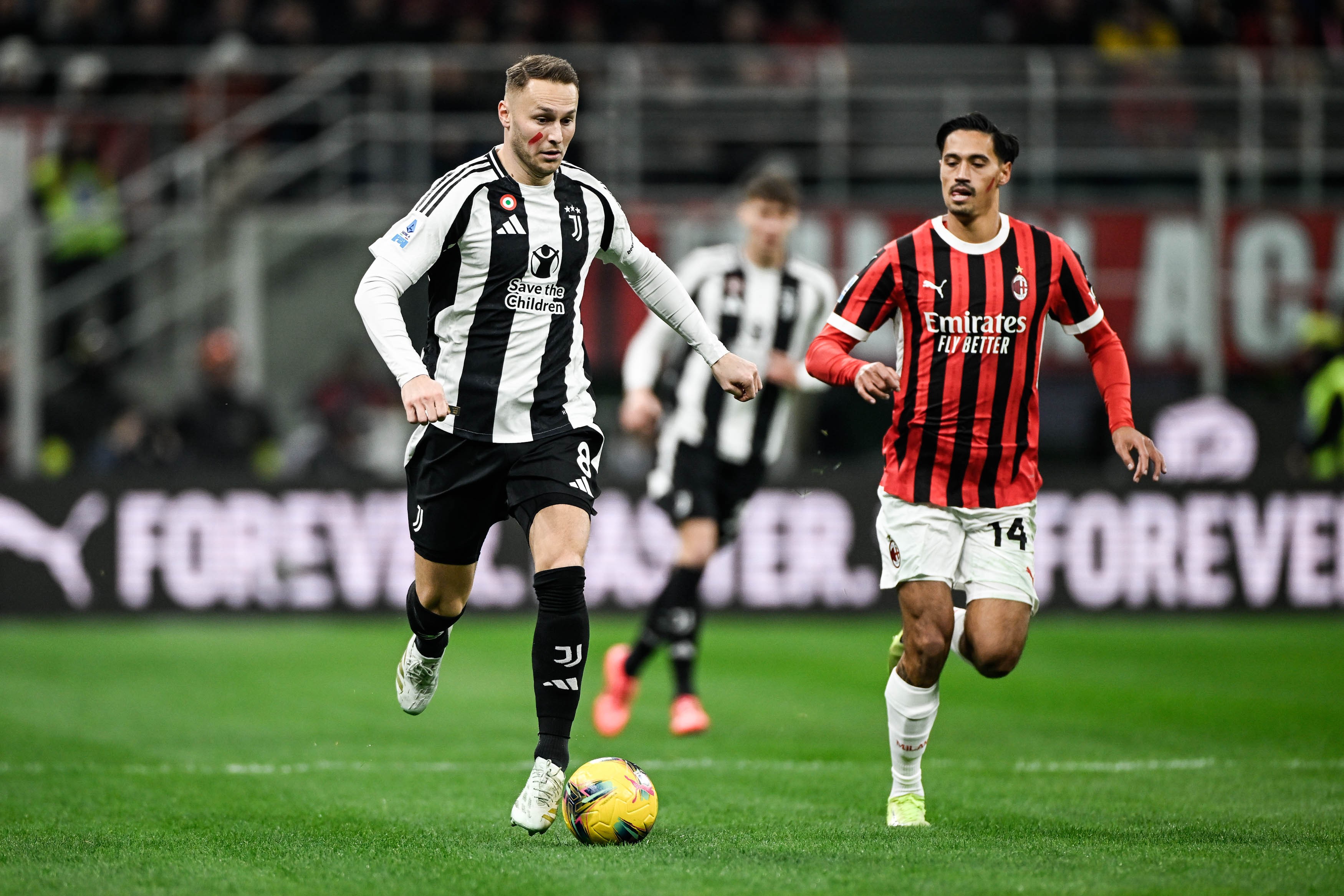 包含尤文图斯客场不敌对手，小组竞争激烈的词条