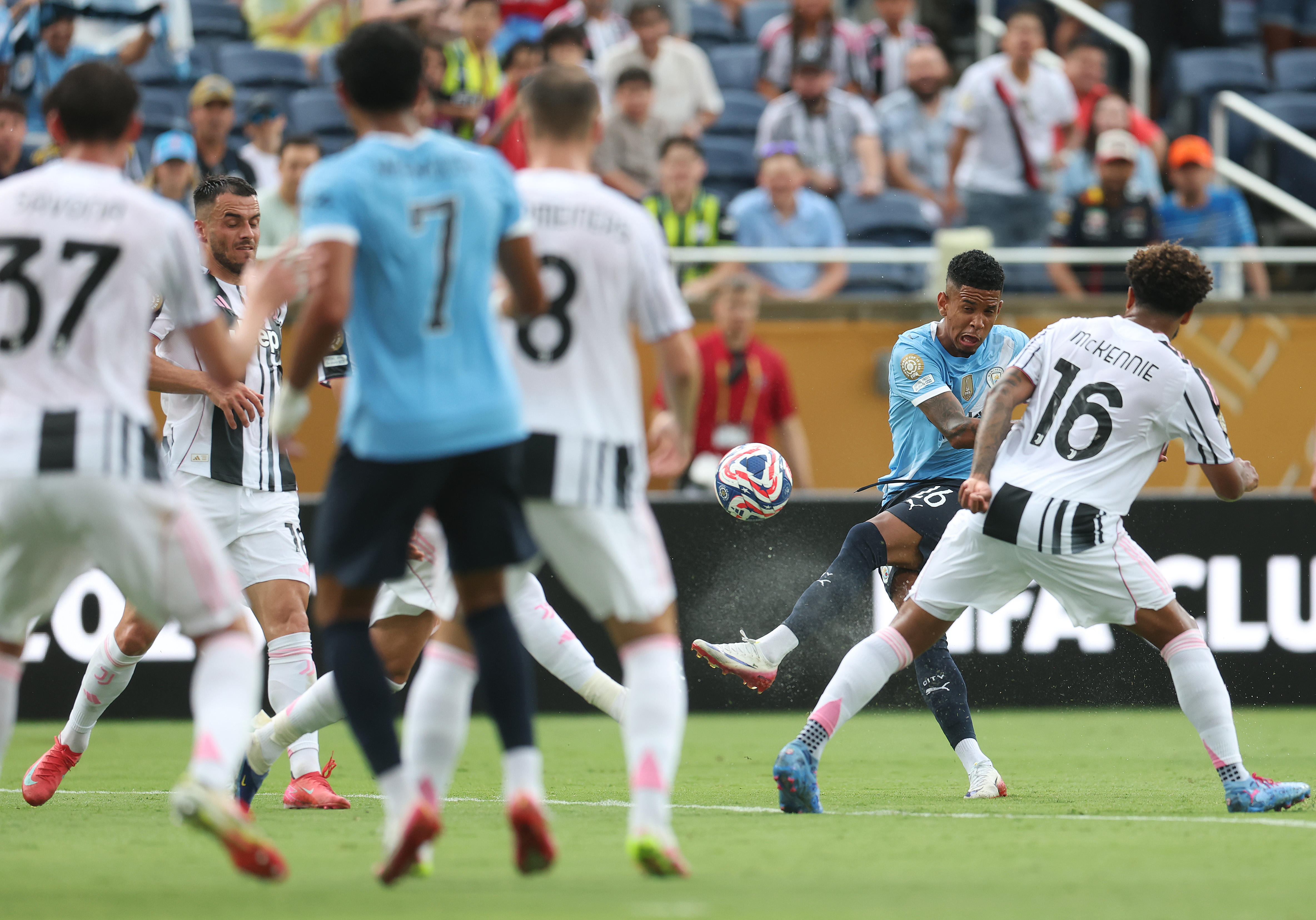 包含尤文图斯客场不敌对手，小组竞争激烈的词条