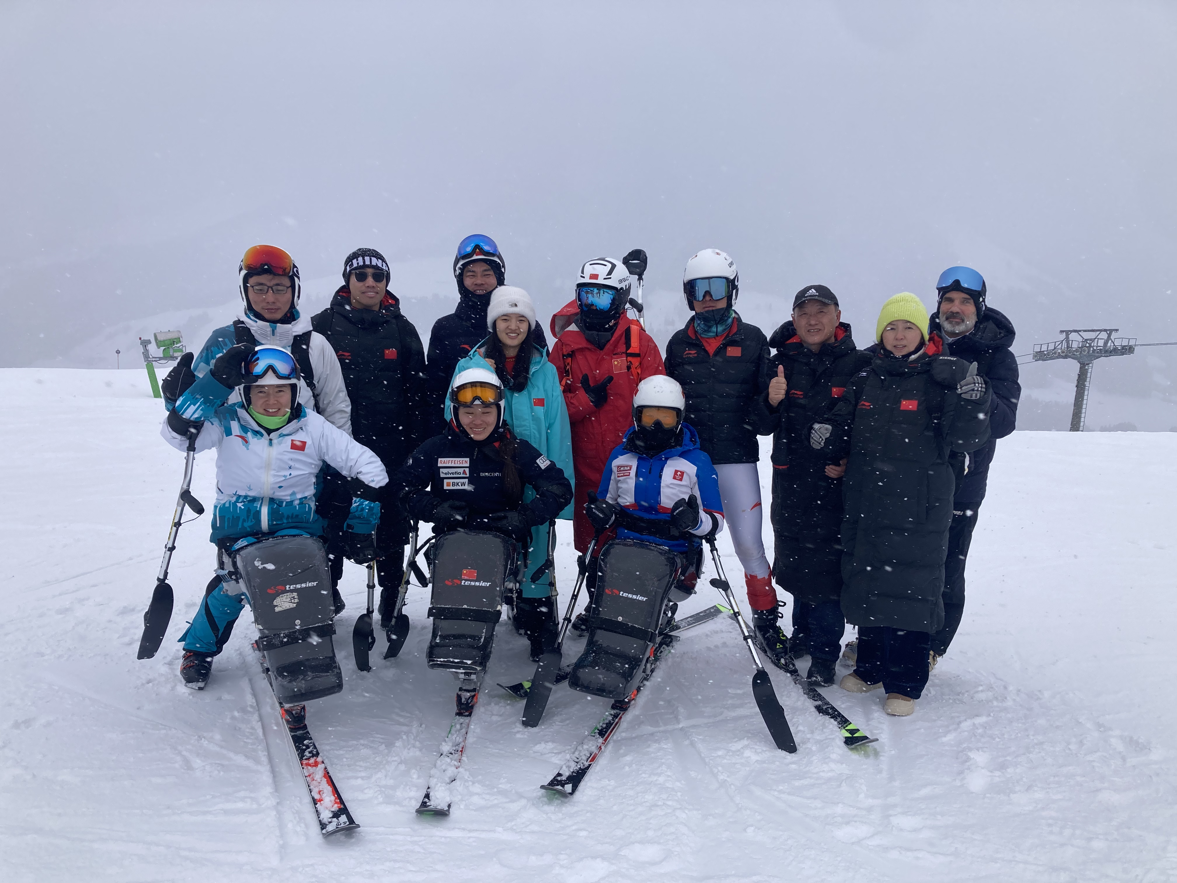 包含奥地利代表团在滑雪场上发挥强劲实力的词条