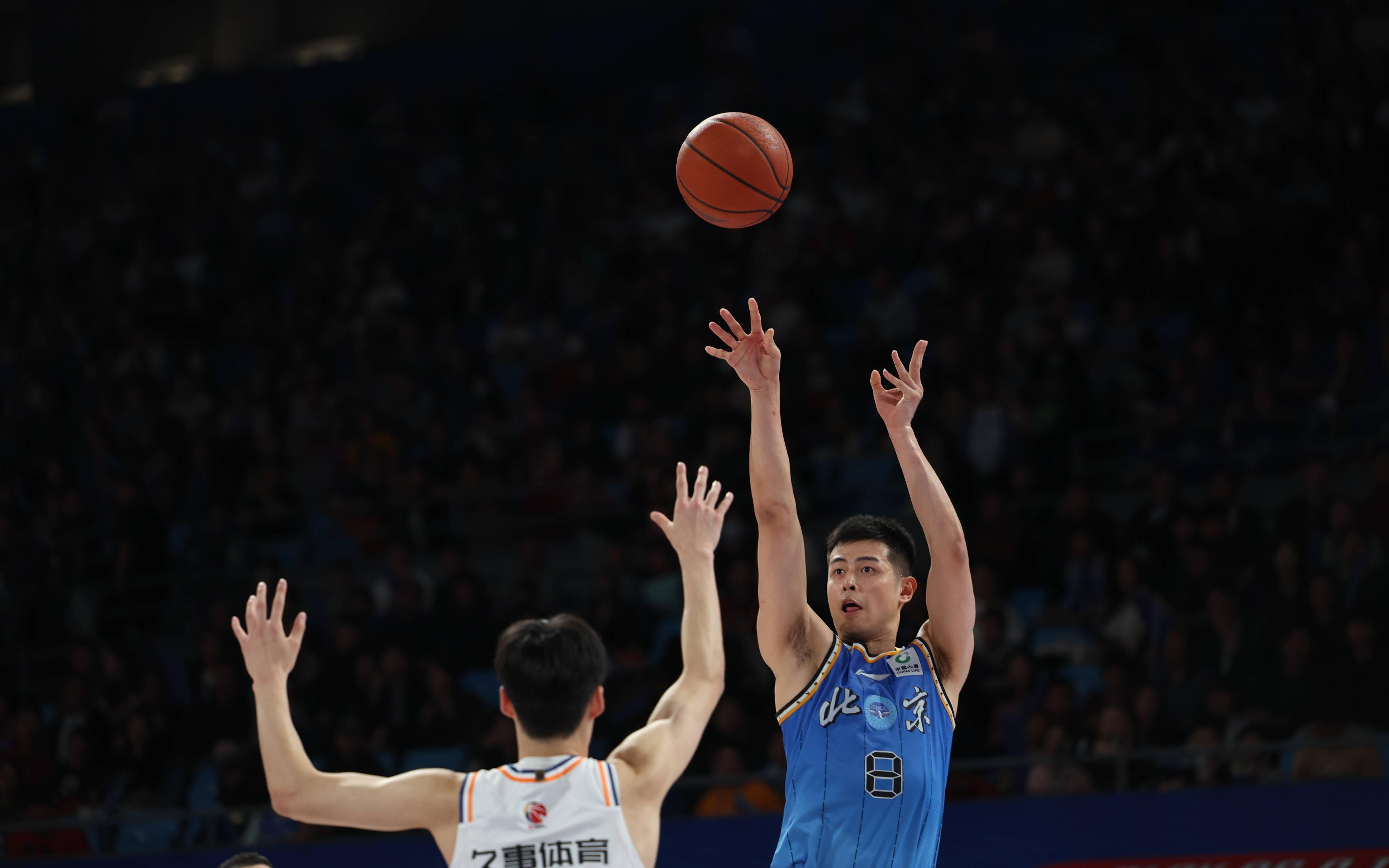 本土球员尽显实力,篮球联赛赛场上披荆斩棘的简单介绍 本土球员尽显实力,篮球联赛赛场上披荆斩棘的简单介绍