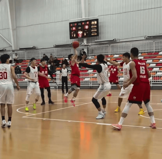 本土球员尽显实力,篮球联赛赛场上披荆斩棘的简单介绍 本土球员尽显实力,篮球联赛赛场上披荆斩棘的简单介绍