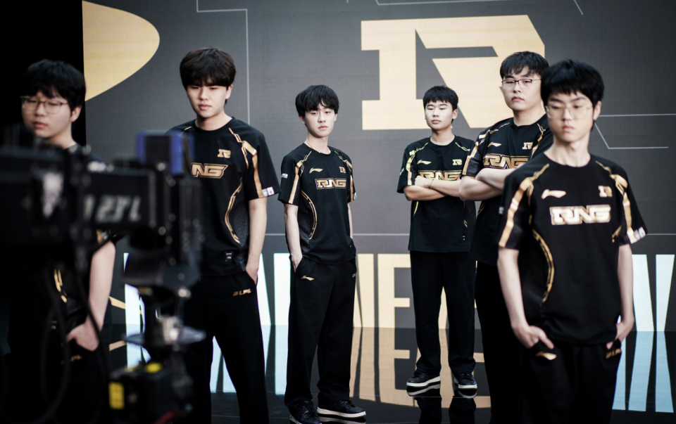 EG翻盘RNG，Ming线上压制力十足峡谷大战小组赛，让粉丝疯狂欢呼的简单介绍