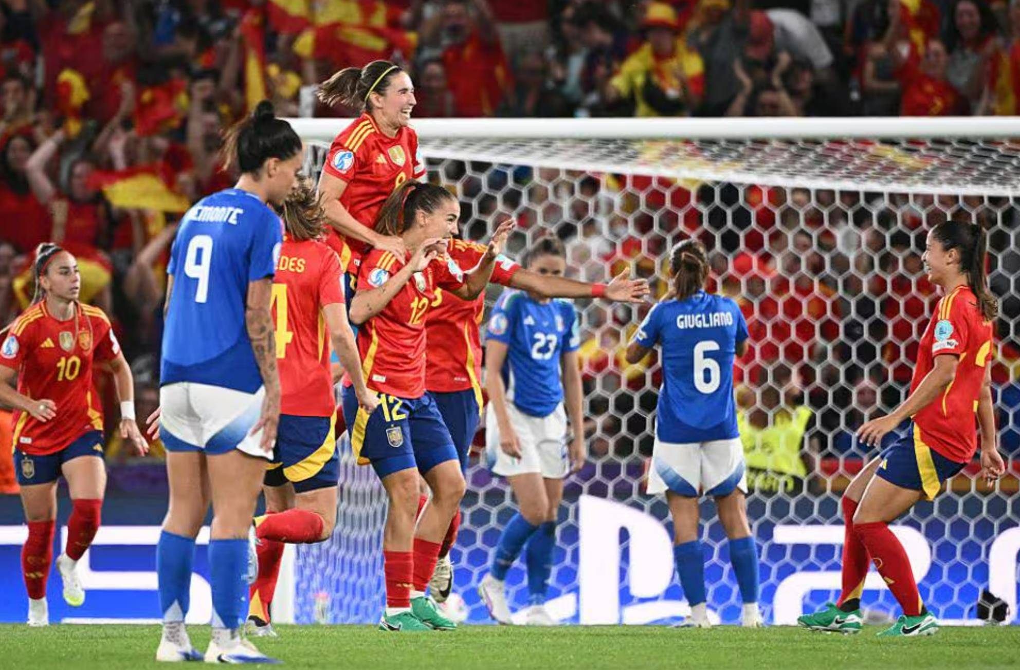 丹麦女足队在友谊赛中大胜巴西